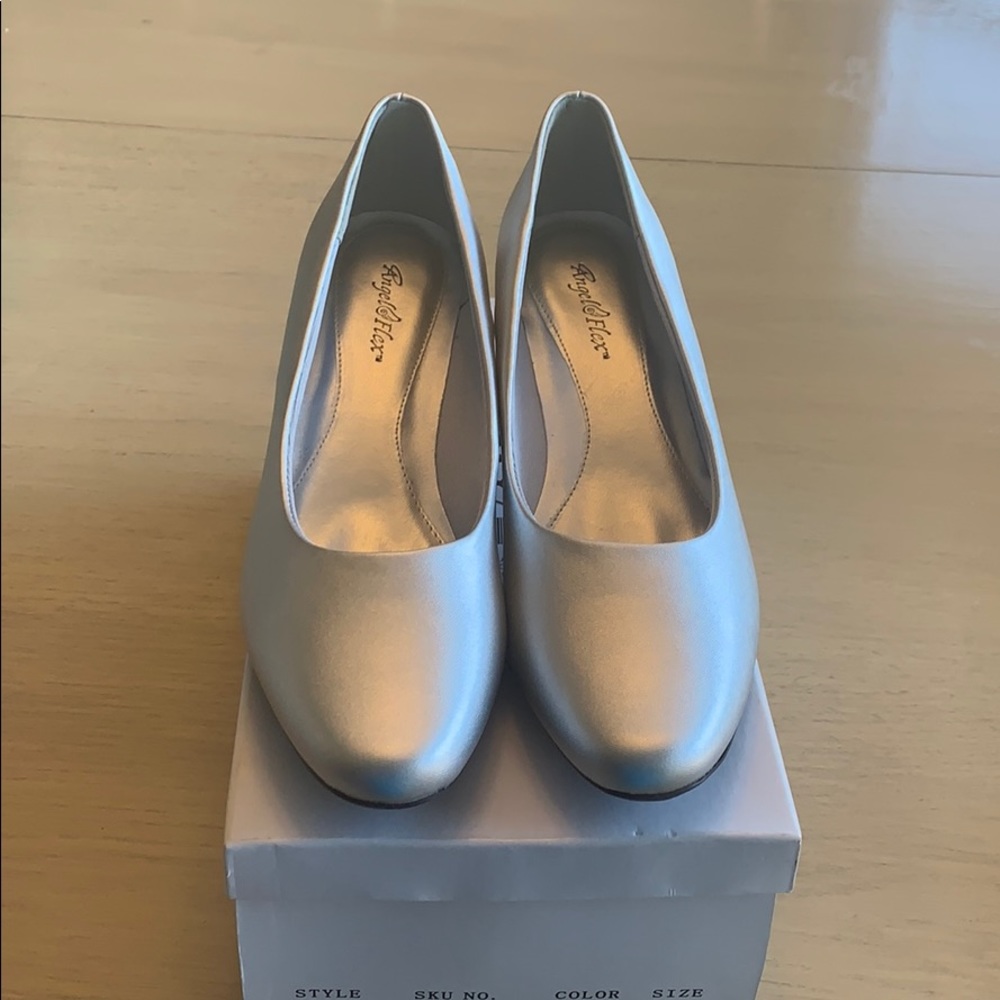 New in the box! Carol Angel Flex Heels